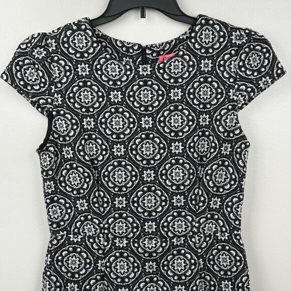 Betsey Johnson Black Gray Medallion Cap Sleeve Knit Sheath Dress Size 8 Stretch - Picture 3 of 10